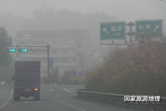 冬日回暖 2月2日雾霾卷土重来 再度侵袭江南杭州等地，摄于临安