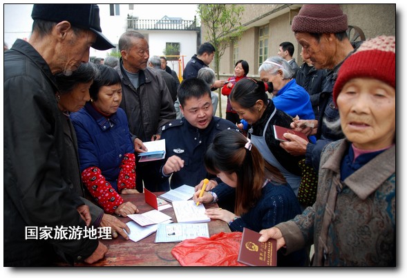 江西婺源：民警关爱留守老人 服务到家（王国红 孙继明摄）