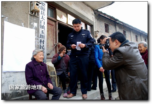 江西婺源：民警关爱留守老人 服务到家（王国红 孙继明摄）