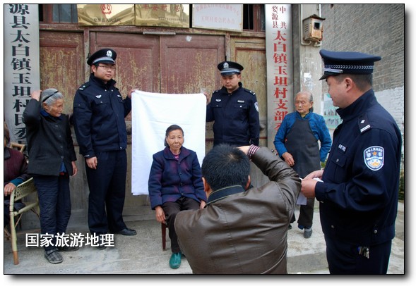 江西婺源：民警关爱留守老人 服务到家（王国红 孙继明摄）