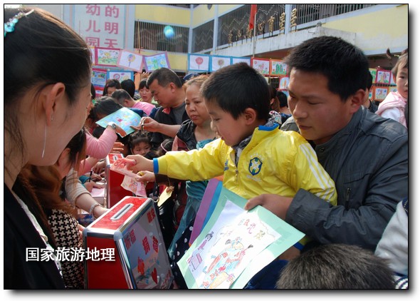 4月27日，婺源县星星幼儿园的小朋友们在家长的陪同下将爱心义卖的钱进行募捐。