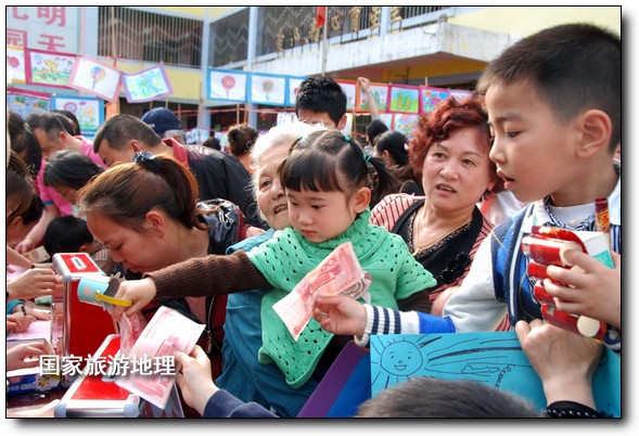 4月27日，婺源县星星幼儿园的小朋友们在家长的陪同下将爱心义卖的钱进行募捐。