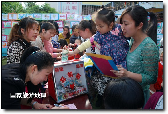 4月27日，婺源县星星幼儿园的小朋友们在家长的陪同下将爱心义卖的钱进行募捐。