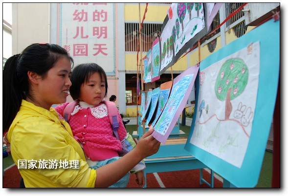 4月27日，婺源县星星幼儿园的小朋友们在家长的陪同下在挑选爱心义卖的作品。