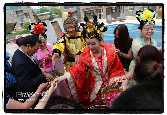 6月19日，端午节的前一天，甘肃平凉市崆峒区南山公园澳厦丽湾小区“邀请”唐朝被誉为四大美女之一的“杨贵妃”前来与市民见面，共度“端午佳节”。期间，“贵妃娘娘”由一名解说人员做向导，与小区居民一同游玩、赏景、互敬酒水、合影留念，并现场赠送大人小孩粽子、香包和糖果。