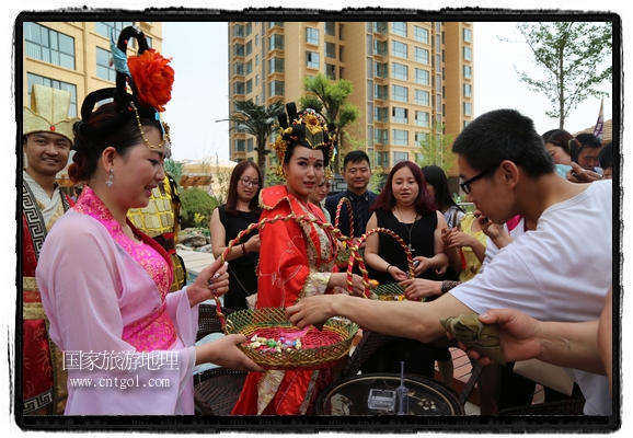 6月19日，端午节的前一天，甘肃平凉市崆峒区南山公园澳厦丽湾小区“邀请”唐朝被誉为四大美女之一的“杨贵妃”前来与市民见面，共度“端午佳节”。期间，“贵妃娘娘”由一名解说人员做向导，与小区居民一同游玩、赏景、互敬酒水、合影留念，并现场赠送大人小孩粽子、香包和糖果。