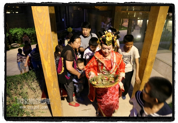 6月19日，端午节的前一天，甘肃平凉市崆峒区南山公园澳厦丽湾小区“邀请”唐朝被誉为四大美女之一的“杨贵妃”前来与市民见面，共度“端午佳节”。期间，“贵妃娘娘”由一名解说人员做向导，与小区居民一同游玩、赏景、互敬酒水、合影留念，并现场赠送大人小孩粽子、香包和糖果。