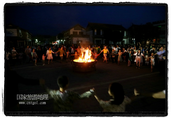 甘肃平凉市崆峒古镇举办了篝火晚会，1000余名市民参与其中，大家载歌载舞，在欢快热闹的气氛中为每一位父亲送祝福。父亲节（Father's Day），顾名思义是感恩父亲的节日。约始于二十世纪初，起源于美国，现已广泛流传于世界各地，节日日期因地域而存在差异。