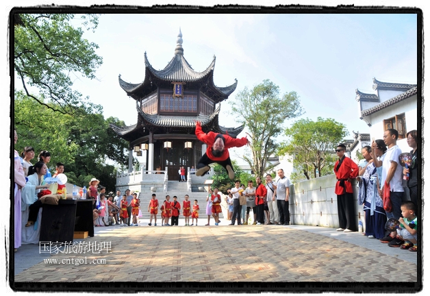 6月20日，小朋友们和中国武术爱好者们在江西省婺源县熹园景区表演中国传统的中国武术功夫，吸引许多游人前来驻足观看。当日是中国传统的端午节，江西省婺源县的中国武术爱好者们通过表演中国武术功夫，打太极，表演了少林棍、硬气功、自选拳等少林寺功夫，让孩子们从小学习中国武术，传承中国武德，感受先人过端午的氛围。