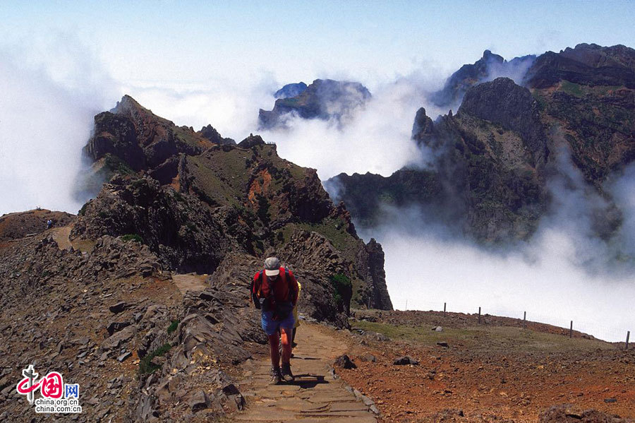 阿雷埃鲁峰的徒步道-Footpath-Pico-Areeiro,-Pico-Ruivo.