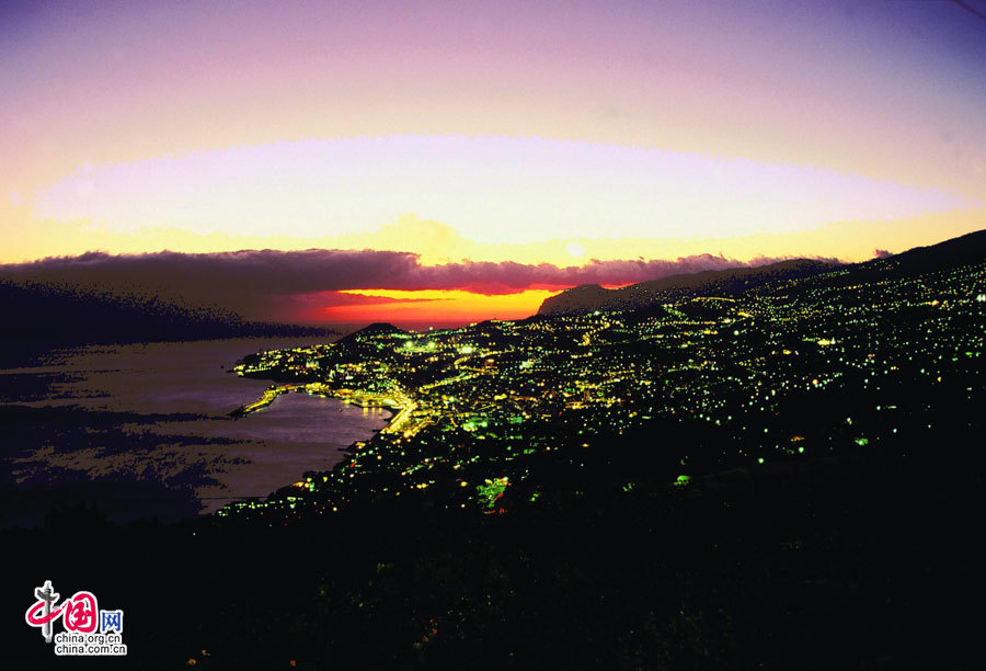 丰沙尔的夜景全貌-Funchal,-a-general-view.-Madeira-island