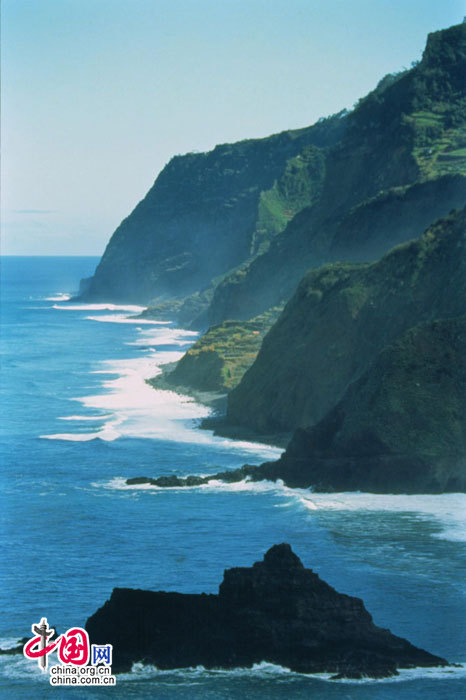 马德拉群岛的海边峭壁-Cliffs-in-Madeira-Island