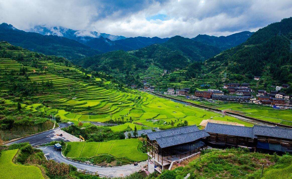 金秋九月，稻浪翻滚--贵州大山里 梯田美如画